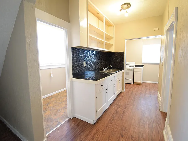 322 E Walnut St — Photo 17