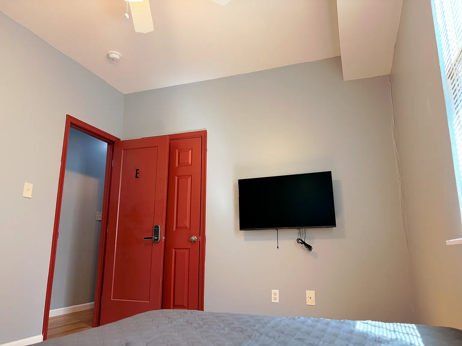 8 bed, 1500 sqft, $900 — Photo 1