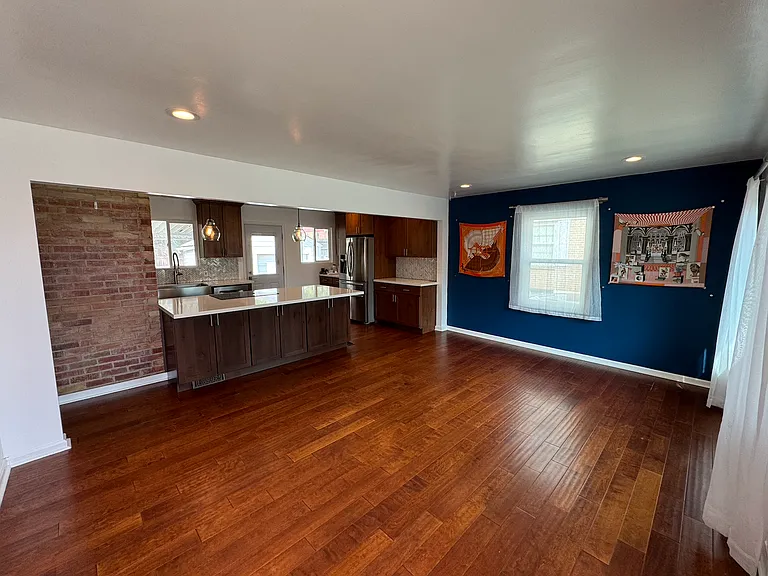 2243 E Hollywood Ave — Photo 2