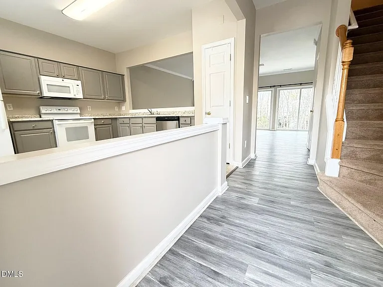 412 Canyon Lake Cir — Photo 2