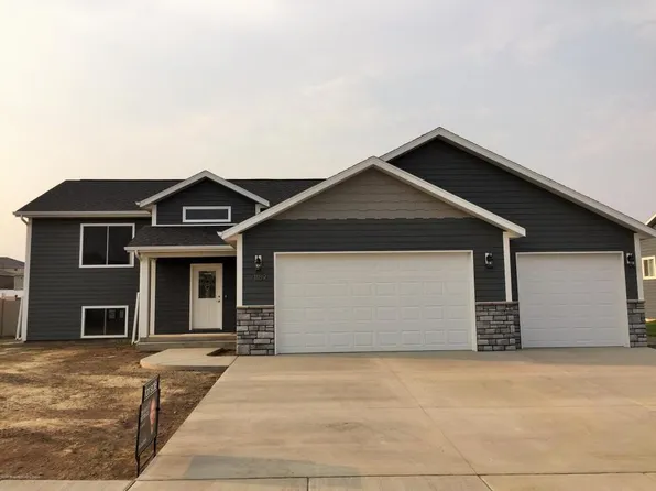 1189 25th St W, Dickinson, ND 58601