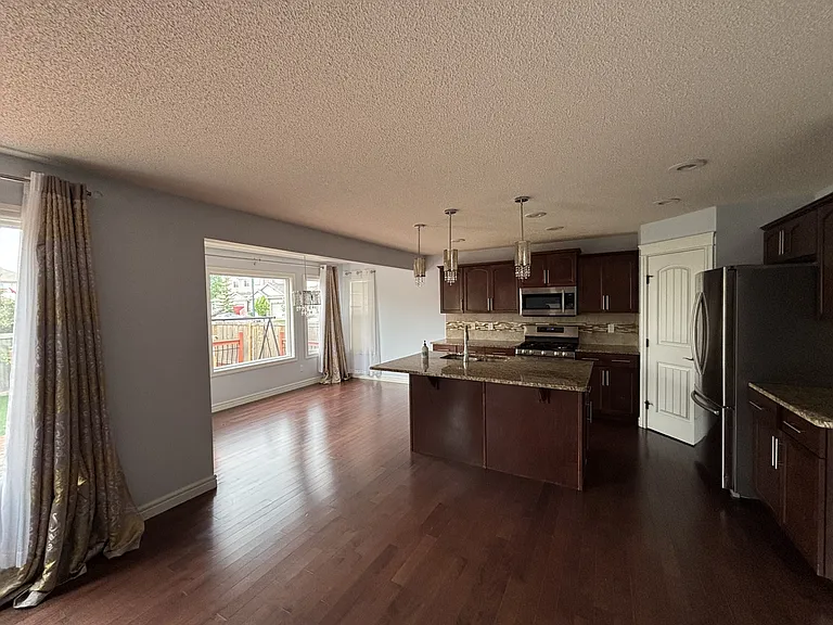 11721 16a Ave SW — Photo 6