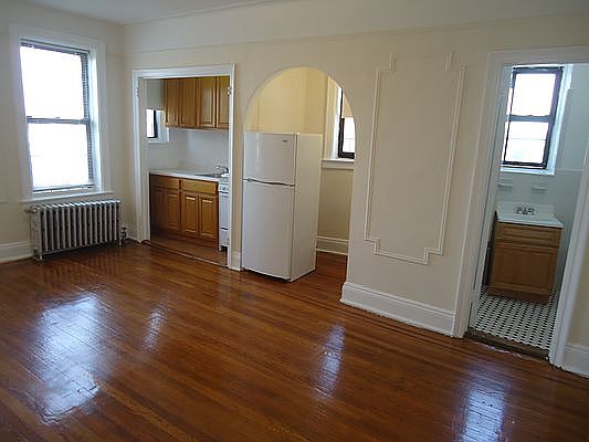 1st image of 3216 Crescent St #4D