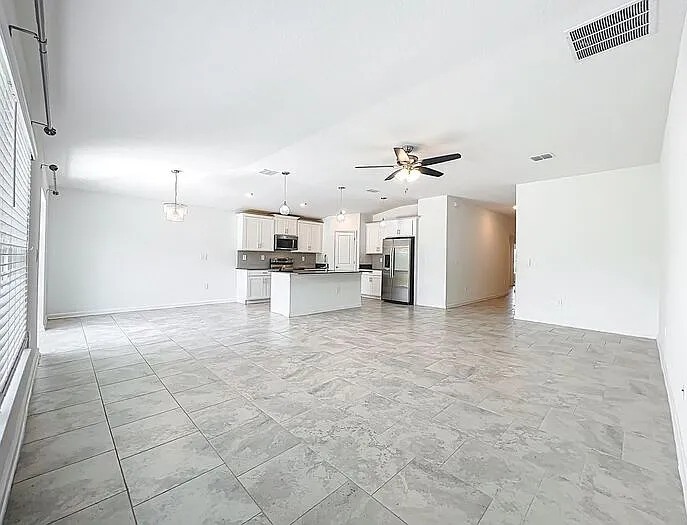 4 bed, 2.0 bath, 1940 sqft, $2,400 — Photo 4