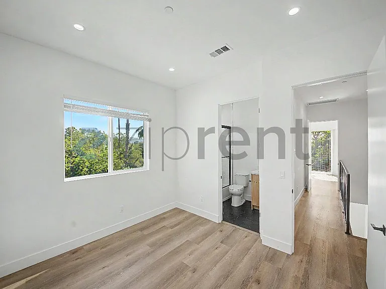 5230 1/2 Tilden Ave — Photo 9