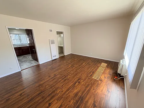 14215 Sylvan St #2 Photo 1