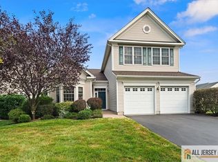 14 Talcott Ct, Kendall Park, NJ 08824
