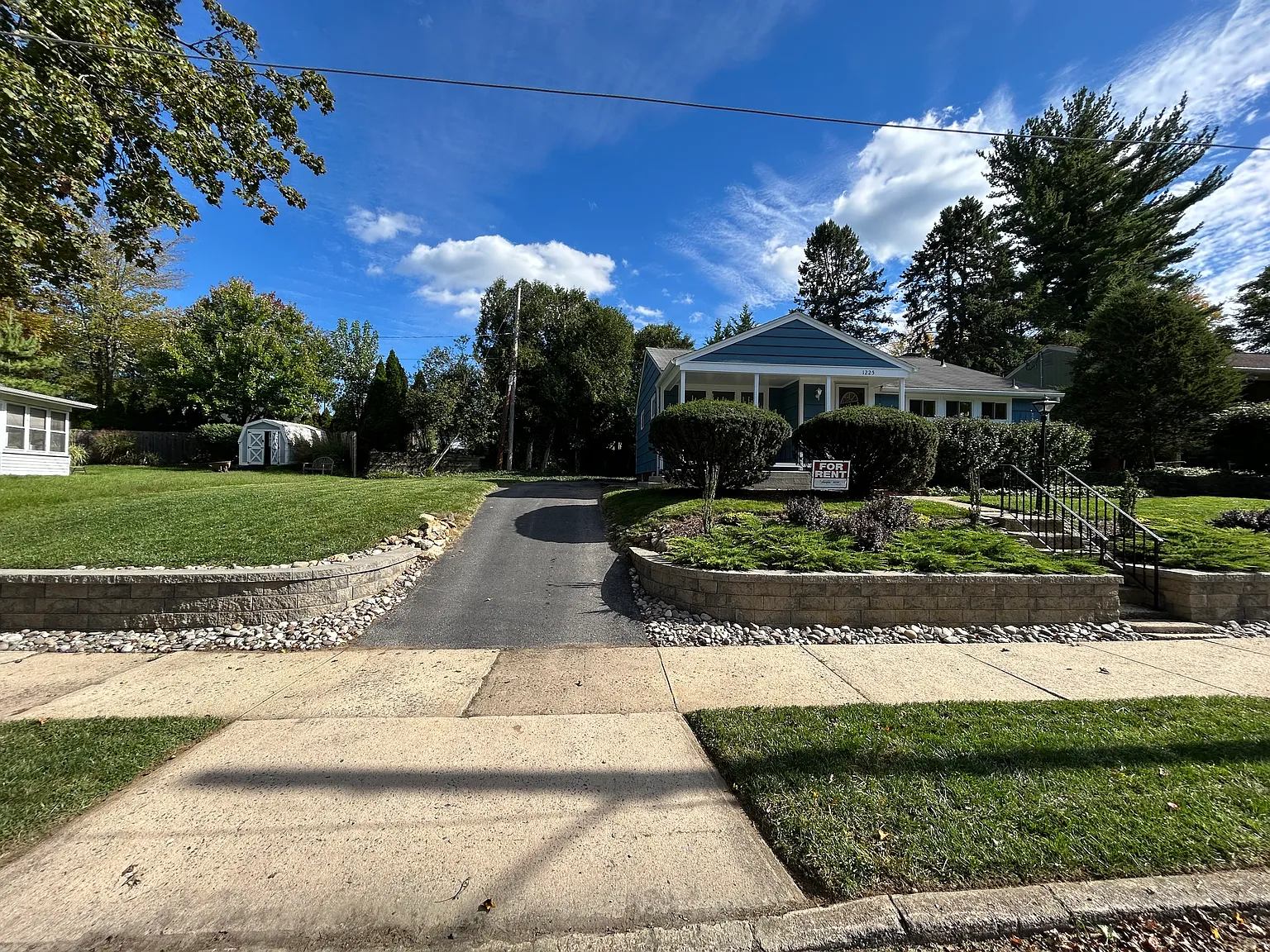 3 bed, 1.5 bath, 896 sqft, $2,100 — Photo 1