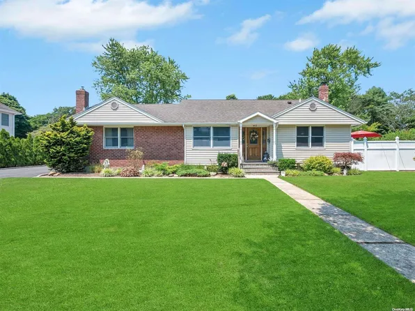 14 Trout Street, Oakdale, NY 11769