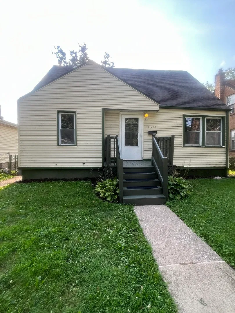 4 bed, $2,500 — Photo 1