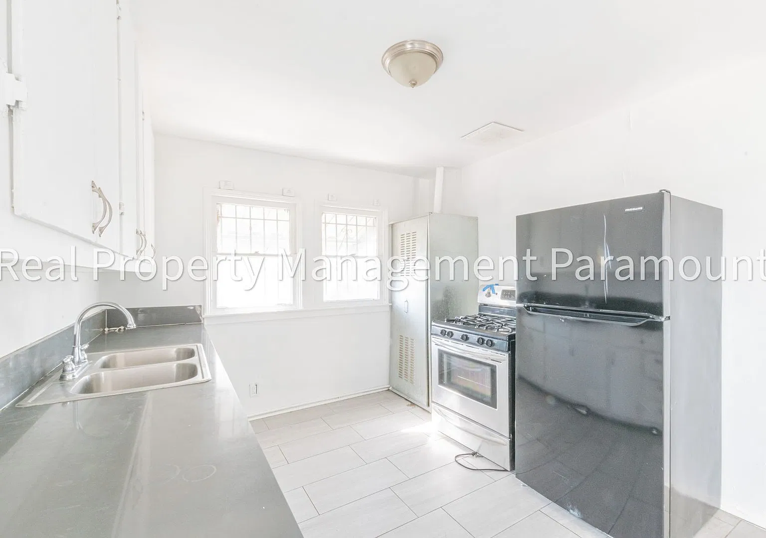 Fresh & Modern 2-Bed Apartment | Perfect Central LA Location — Photo 1