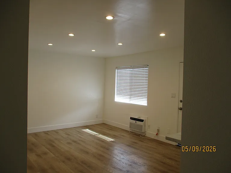 631 E Elk Ave #8 — Photo 6