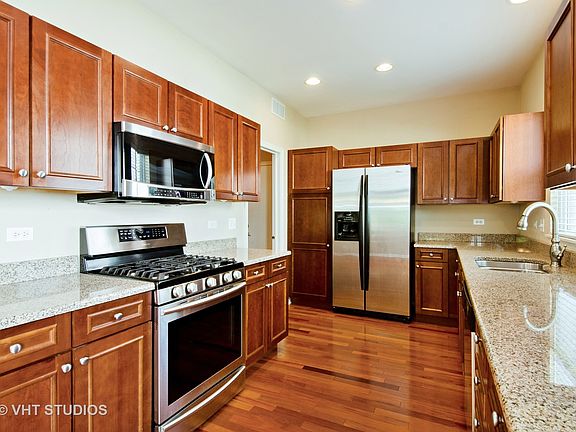 4th image of 681 Shoreline Dr