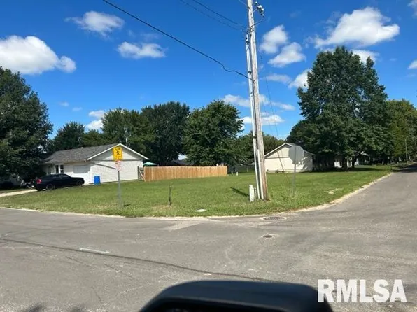 1601 W Elm St, Taylorville, IL 62568