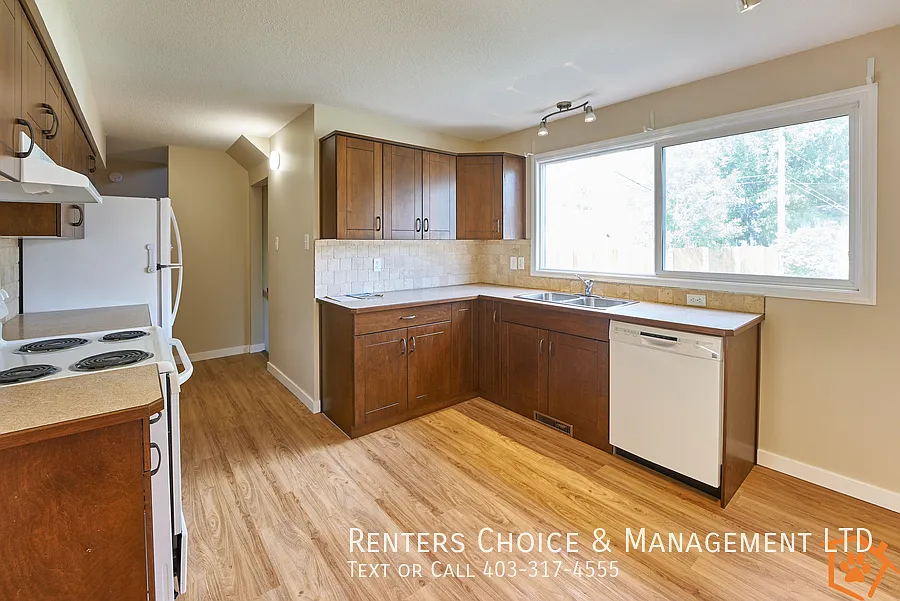 Pet Friendly Half Duplex with Fenced Yard — Photo 3