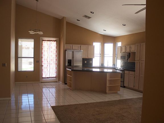 Kitchen & dining area