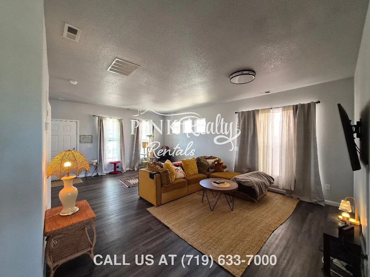 3 Bedroom Townhome with Fenced Back Yard! — Photo 4