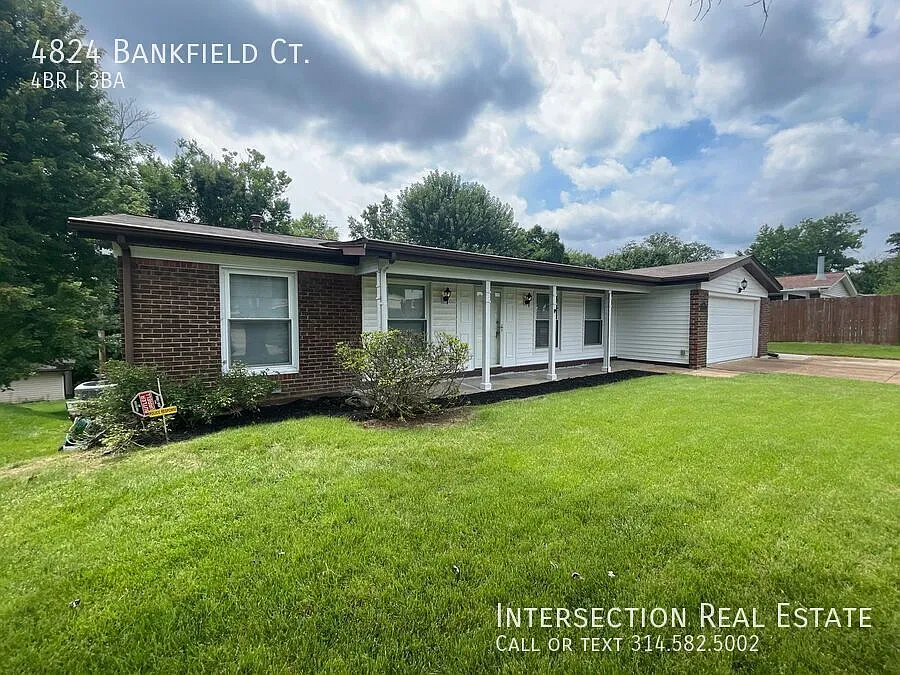 Stunning and Spacious 4Bed/3Bath Home w/Finished Basement and 2 Car Garage — Photo 2