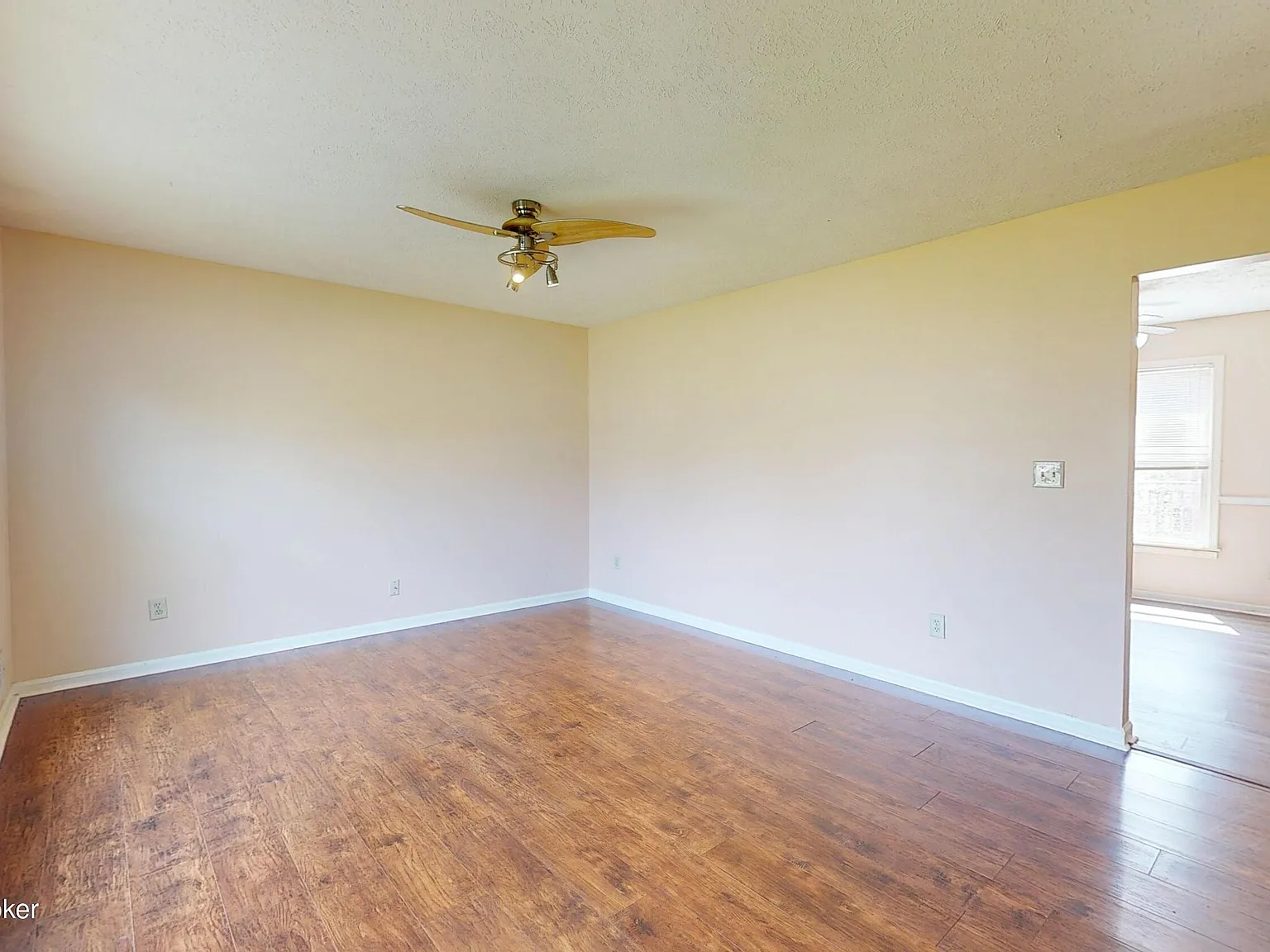 3 bed, 2.0 bath, 1050 sqft, $1,590 — Photo 3
