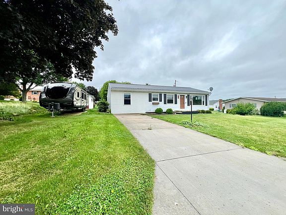 3rd image of 205 Hillcrest Dr