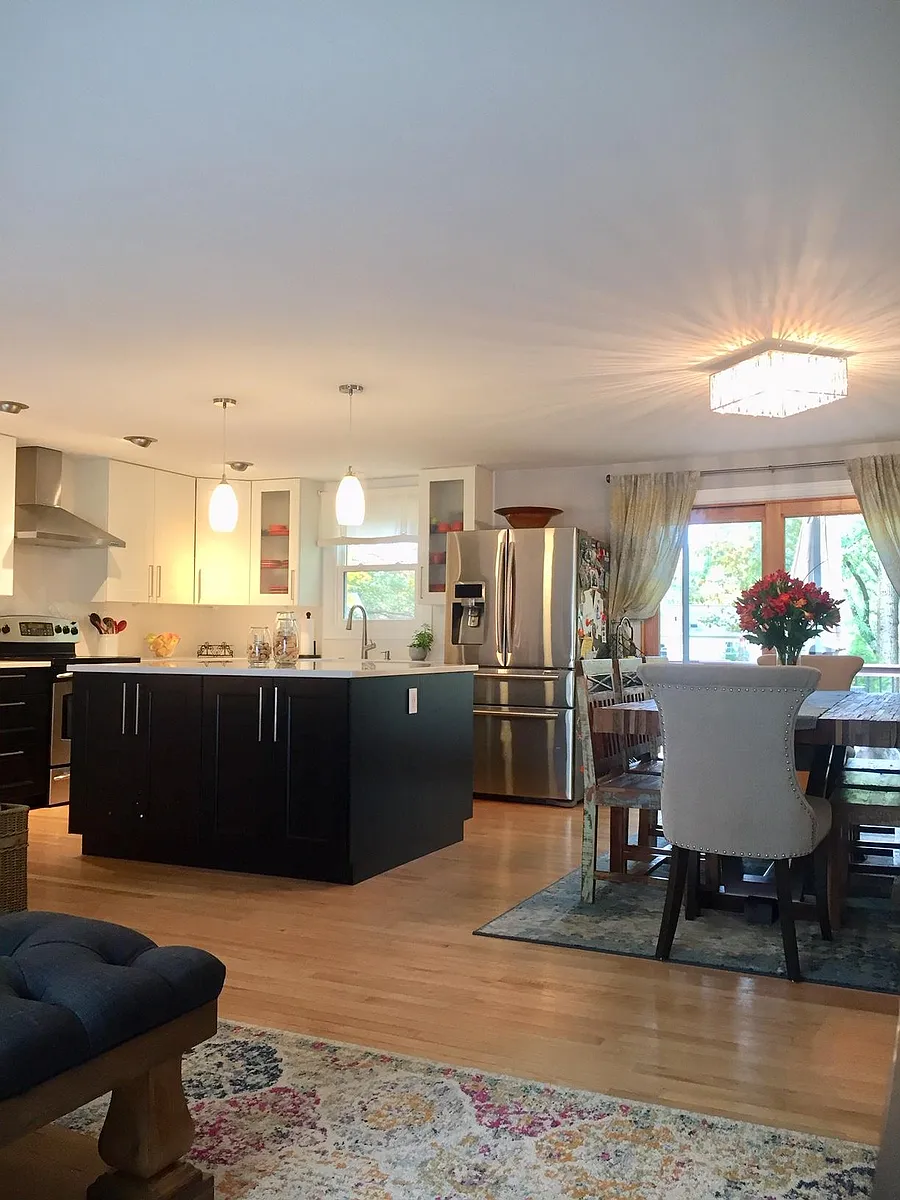 Kitchen dining area - 5650 Mount Burnside Way