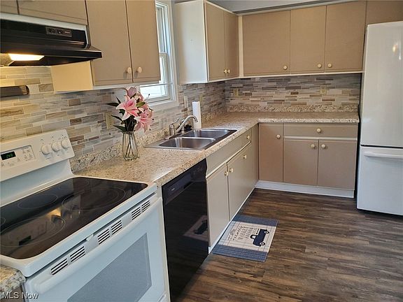 5th image of 574 N Park Dr