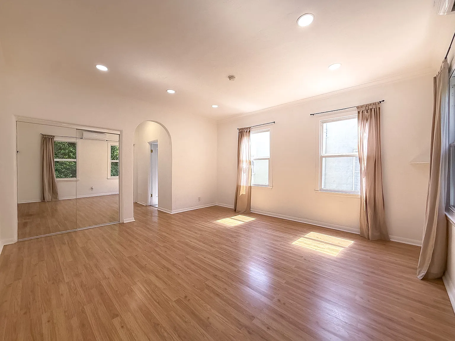 Studio, 400 sqft, $1,995 — Photo 2