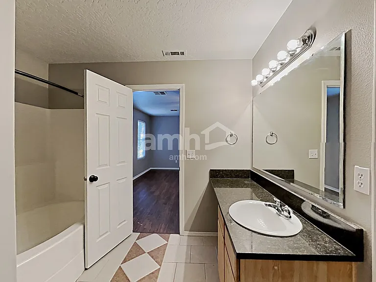 1038 N Cambrick Dr — Photo 9