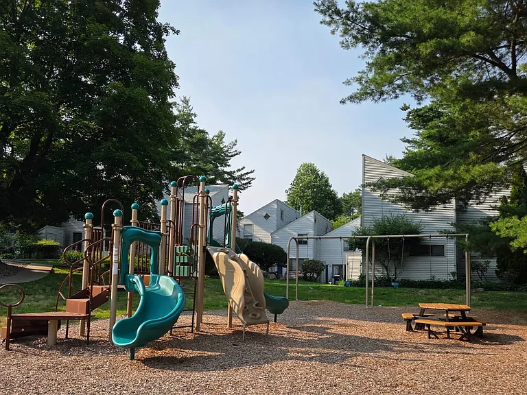 12 Talcott Forest Rd — Photo 14