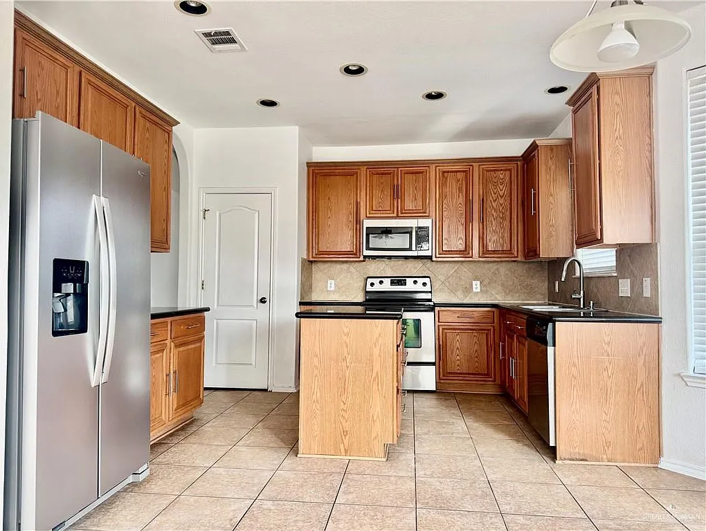 4 bed, 2.5 bath, 2786 sqft, $2,300 — Photo 2
