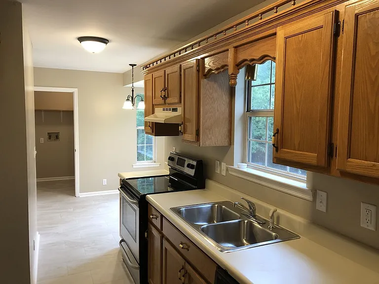 314 Castlewood Dr — Photo 3