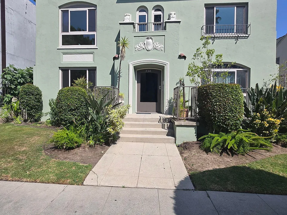 Boutique Apartment building in the mid-Wilshire