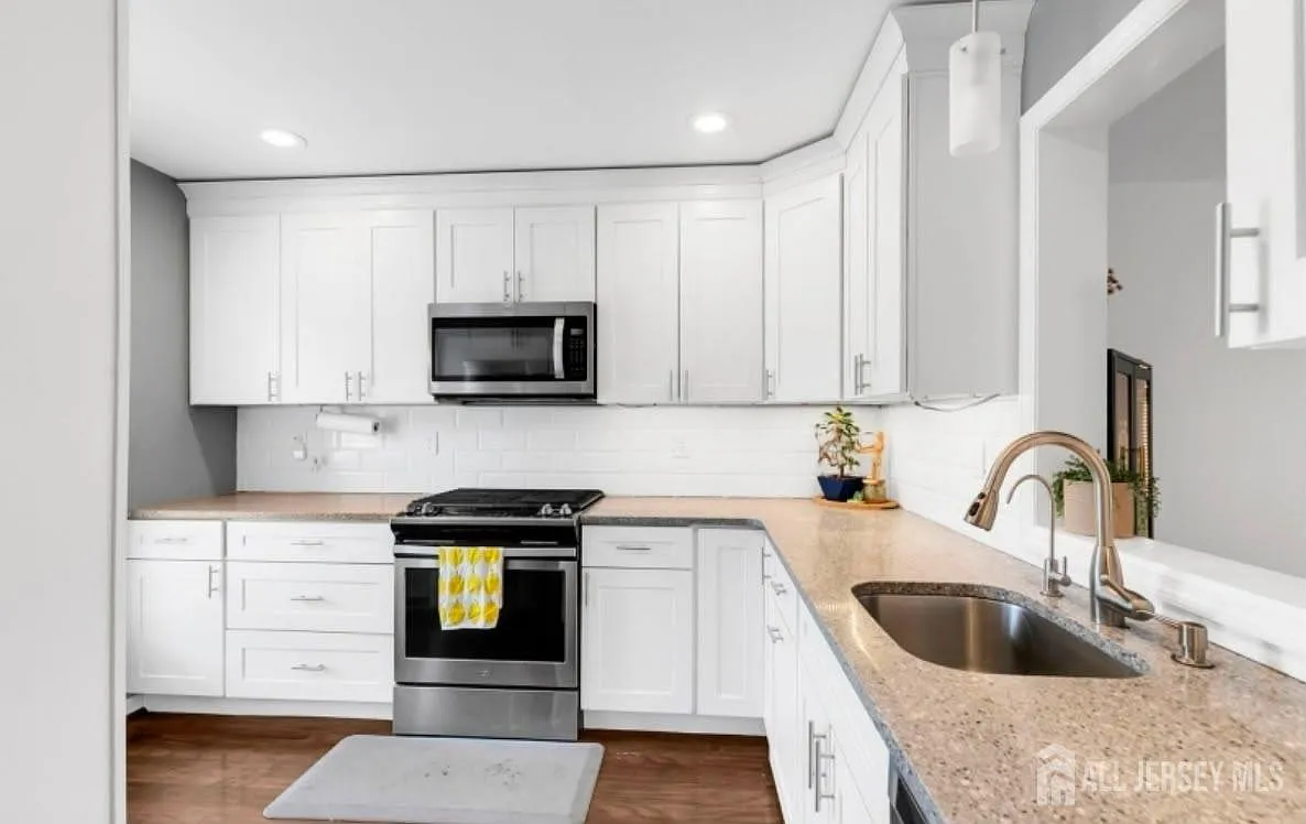 2 bed, 2.5 bath, 1400 sqft, $3,100 — Photo 4