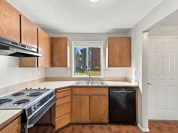 4th image of 411 Clay St APT A