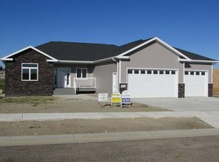 718 Calvert Dr, Bismarck, ND 58503