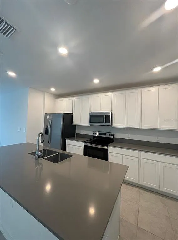 5 bed, 2.5 bath, 2370 sqft, $2,400 — Photo 4