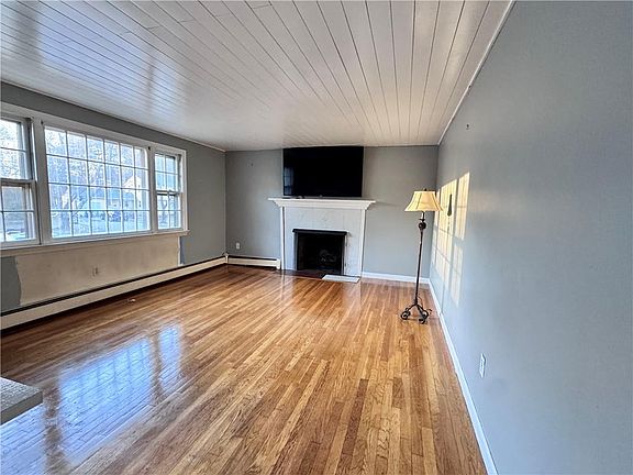 3rd image of 61 Maplewood Dr