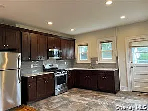 3 bed, 2.0 bath, 1300 sqft, $4,400 — Photo 2