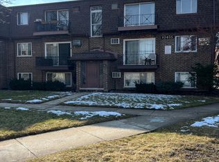 10455 Dearlove Rd APT B2, Glenview, IL 60025