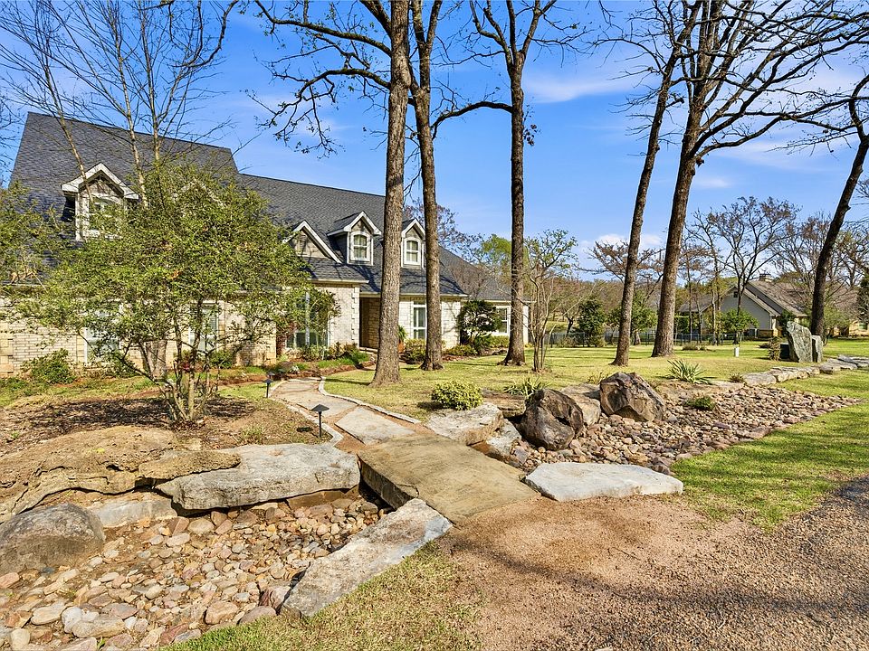 1st image of 224 Colonial Dr