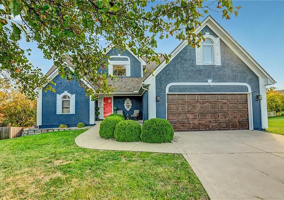 1st image of 1005 NE Scenic Ct