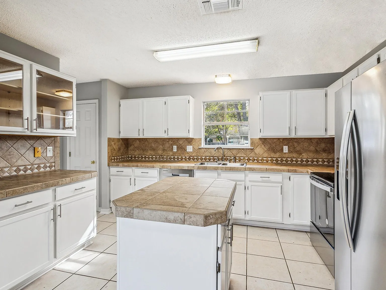 2347 Biron St — Photo 4