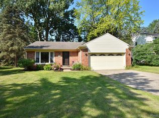 2218 Somerset Rd, Bloomfield Hills, MI 48302