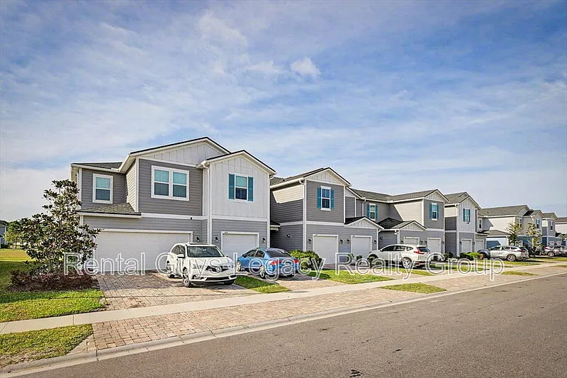 Building Photo - 300 Brandon Lakes Dr