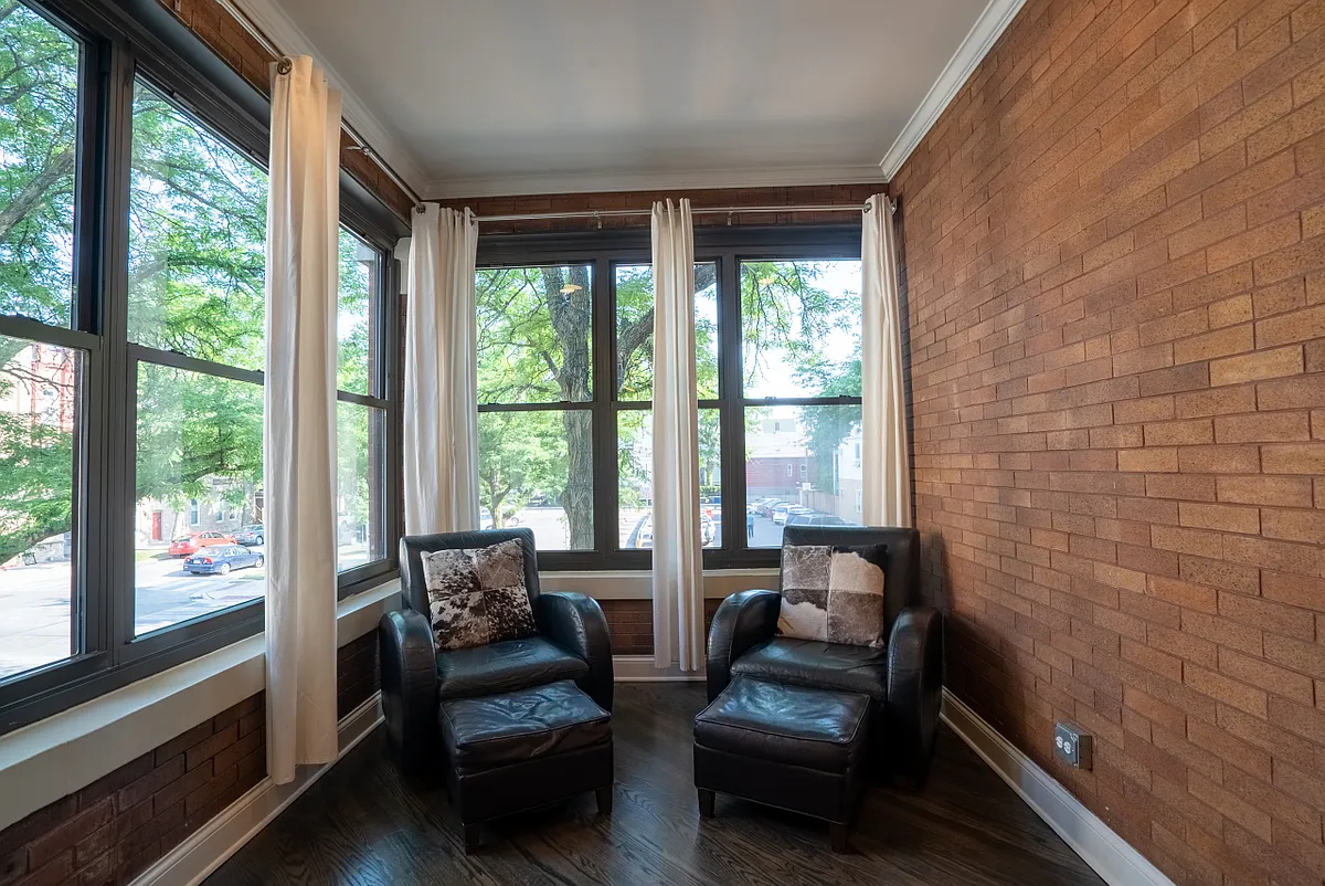 Building Photo - 2104 W Roscoe St #2