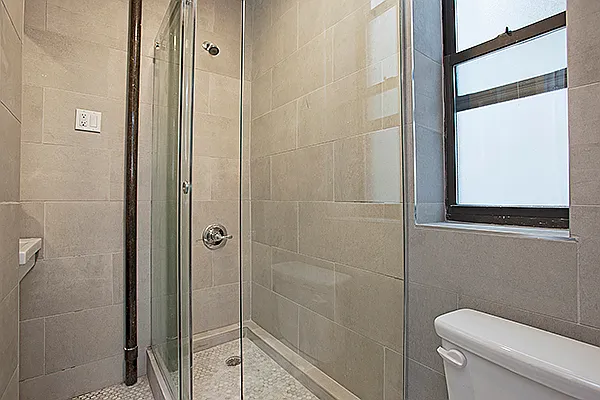 234 E 4th St #6 — Photo 3