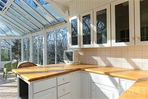 Wet bar and storage in solarium