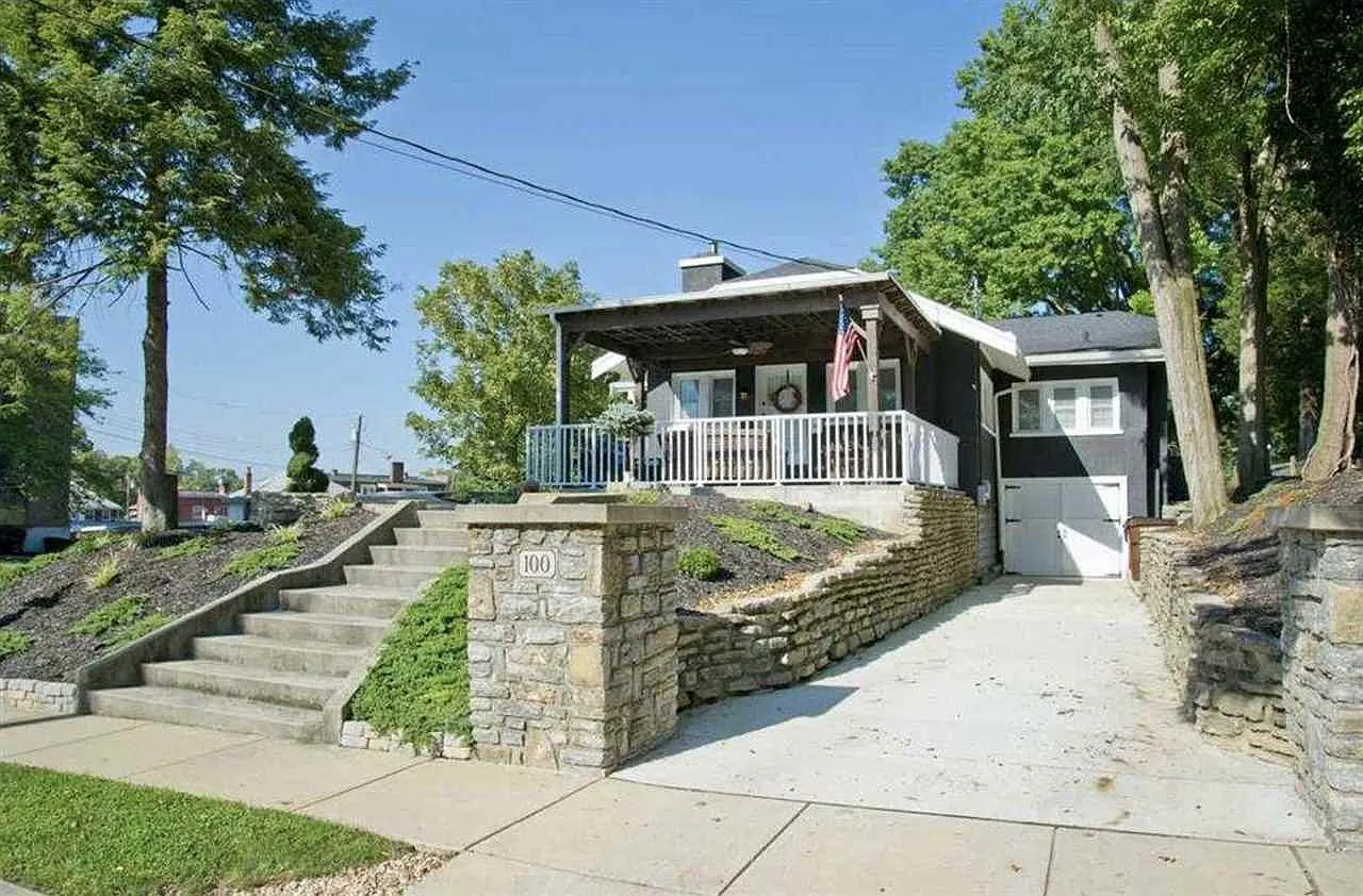 100 Woodside Pl photo 1
