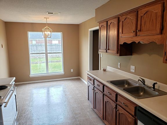 4th image of 107 Country Meadows Dr