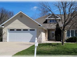 325 Hidden Ridges Ct, Combined Locks, WI 54113